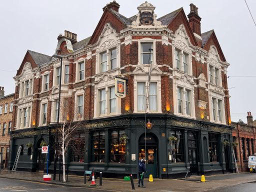 Large-pun-hotel-being-cleaned